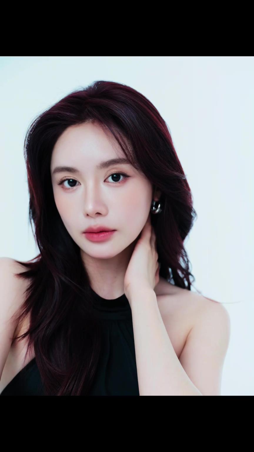 自带光芒啊!美娜一身黑色长裙穿搭:Hey it’s me~