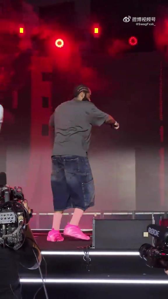 玩得也太嗨了!揽佬与哈登现场同唱《大展宏图》