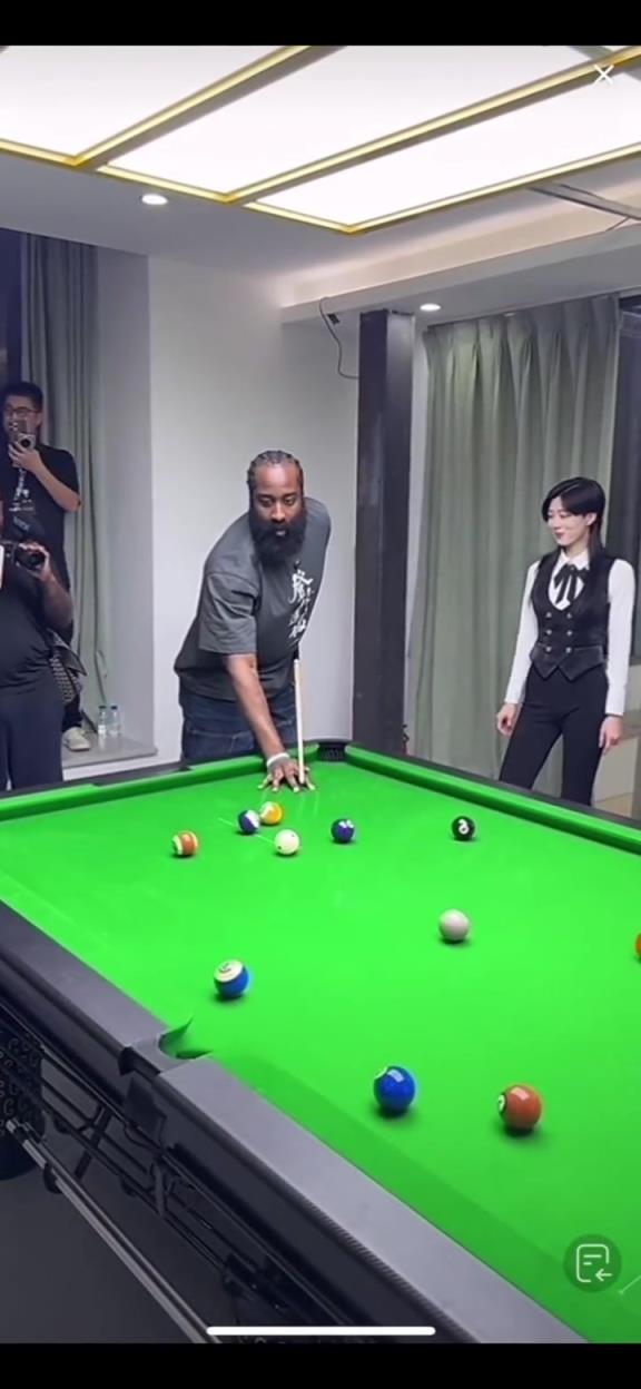 哈登开直播打台球,这瞄杆姿势还是很标准的,上来就三连击!