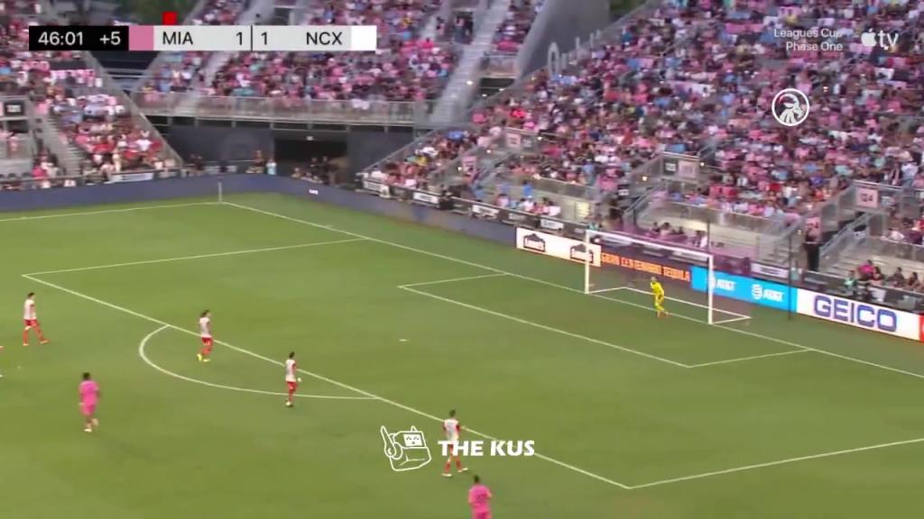 布斯克茨越老越妖~一脚超远吊射被门将极限扑出,脚下功夫够赞