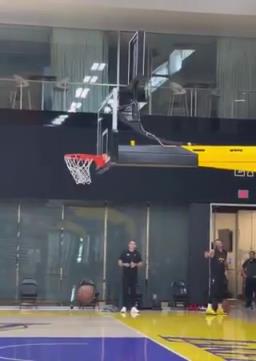 续约好心情!东契奇续约后马上就开始了训练 还秀起了篮筐后投篮