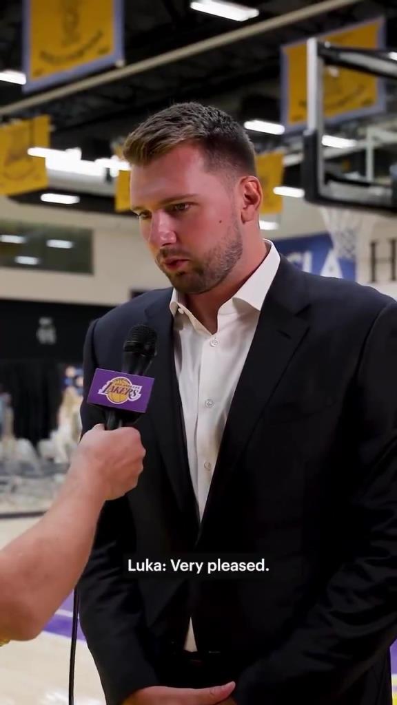 黑色西装小胖!东契奇续约后用西班牙语接受采访