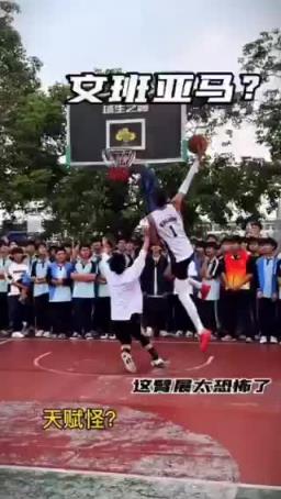 国内野球场惊艳“文班亚马” 背影看着真滴好像啊~