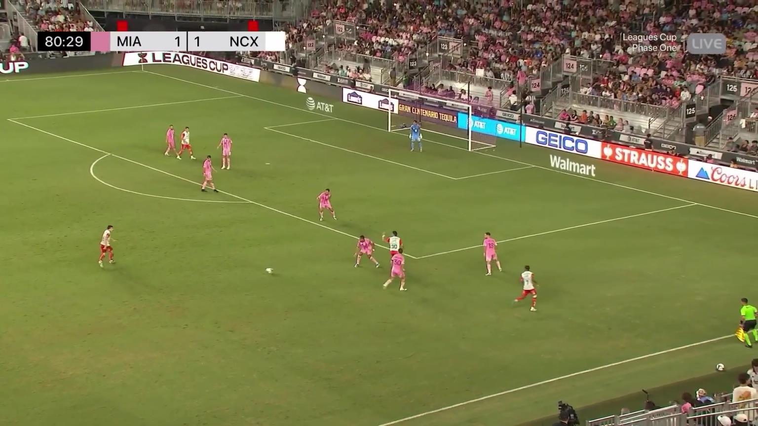 反超比分!拿加沙球员在迈阿密主场模仿C罗庆祝,这贴脸开大啊!