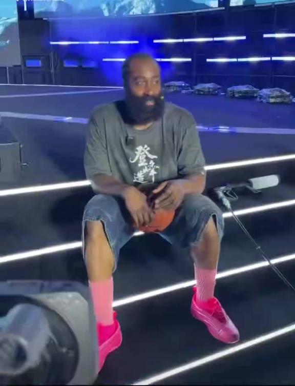 冠军!球迷向哈登展示出”Champion”,哈登拍了拍胸口