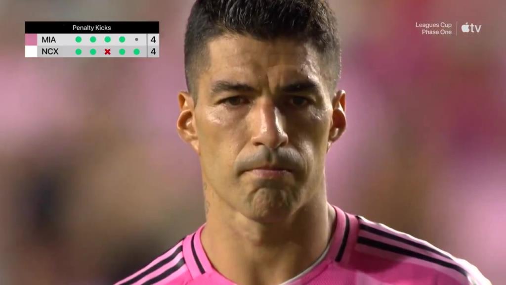 超音速爆射!苏亚雷斯爆射弹进球门后一脸淡定,差点就打飞了啊~