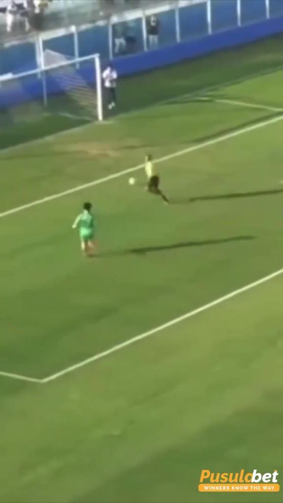 什么逆天剧情?裁判过掉守门员,然后和球队一起庆祝!