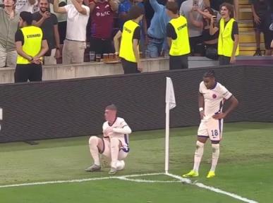 这一刻的氛围感真的拉满了!名场面:帕尔默坐在球上看烟花!