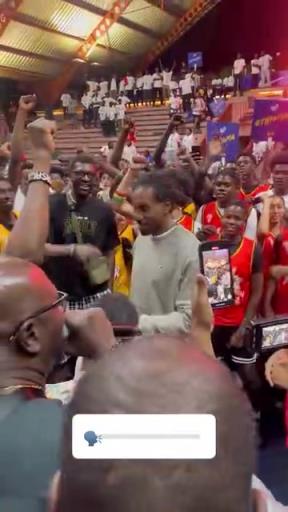 无所适从!小卡微笑掩盖尴尬的表情太有意思了!