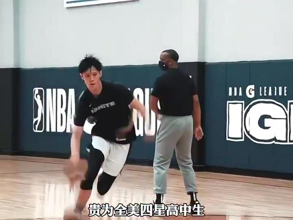 从此前的中国男篮希望到普通球员,曾凡博到底有没有被高估?