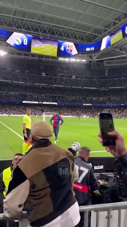 云淡风轻!名场面:亚马尔面对皇马球迷的辱骂漏出了笑容!