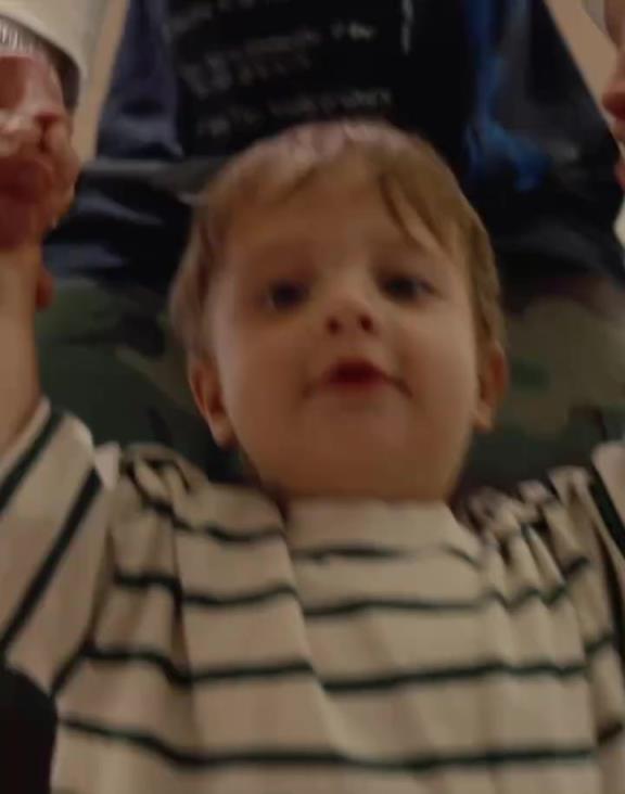 太可爱了吧!哈腾在老家带娃!