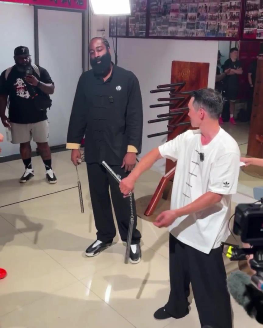 致敬李小龙?哈登在周玲安的陪同下练习双节棍