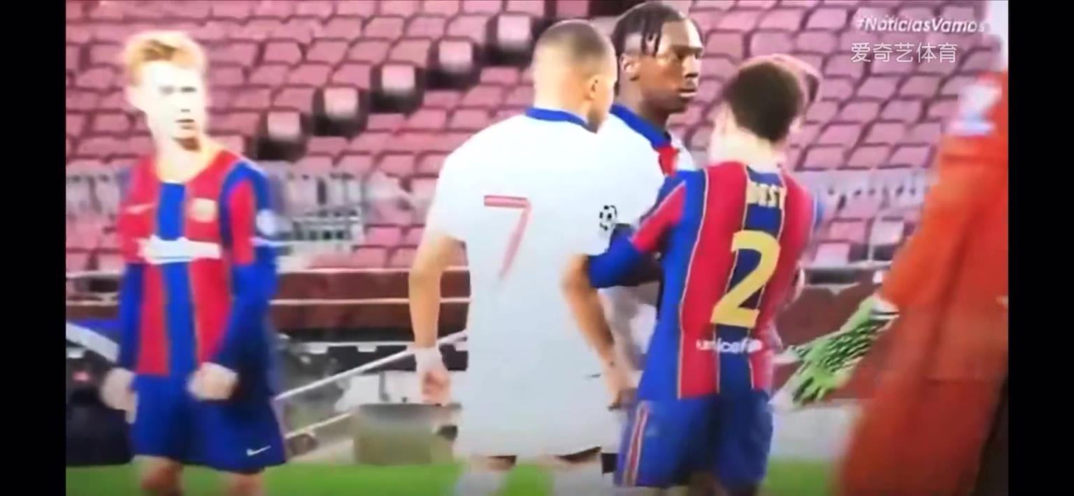 名场面!欧冠赛场,姆巴佩怒喷阿尔巴:要是在街头我就宰了你!