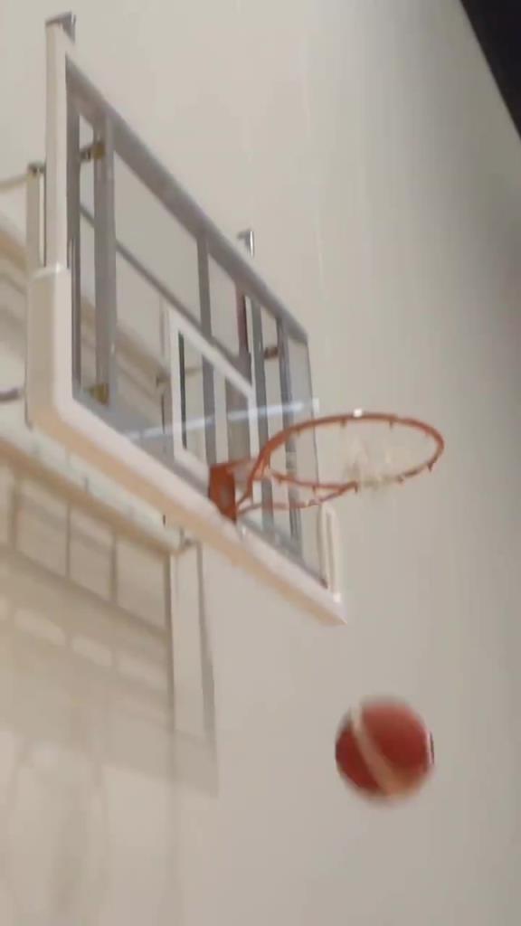 基本操作!名场面:东契奇随意把球往天上一甩,球掉进篮筐!