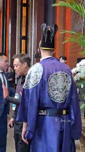 你们还爱玩这个呢?维卡里奥大帝出巡首尔,后防大臣丹索随同!