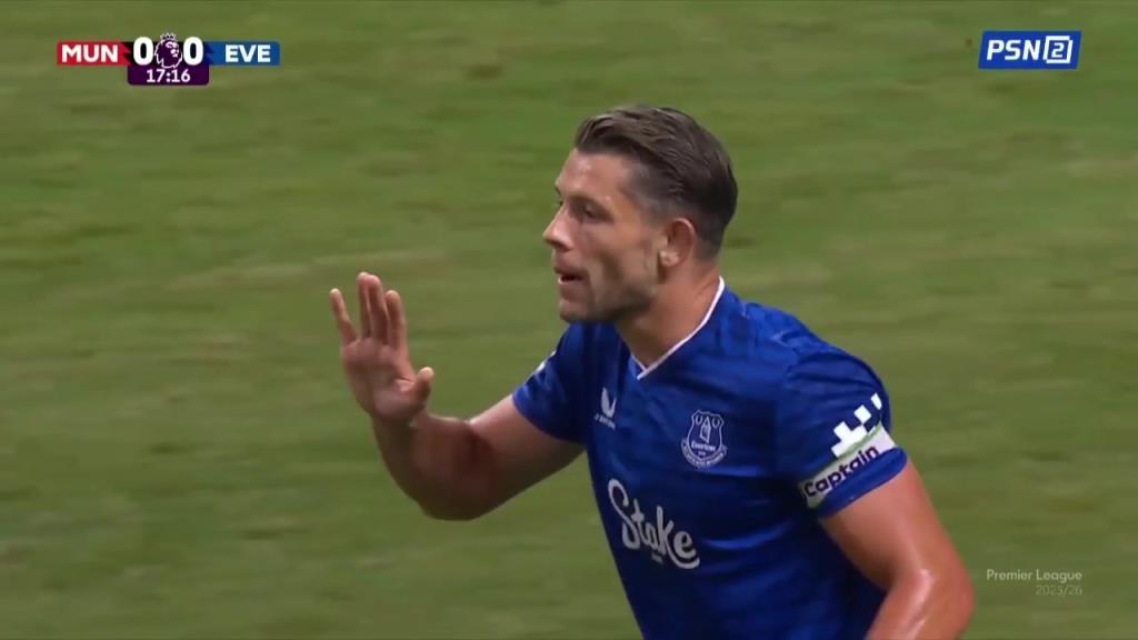 曼联1-0领先埃弗顿!姆贝莫直塞阿玛德造点!B费主罚轻松命中!