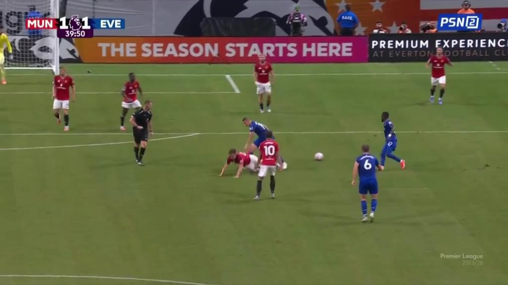 曼联1-1遭埃弗顿扳平!乌加特后场带球被断!恩迪亚耶包抄破门!