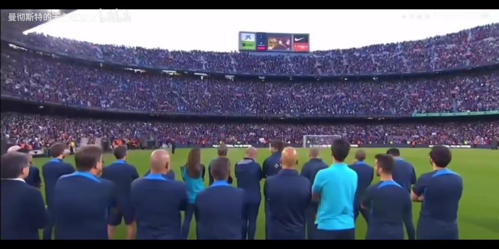 诺坎普球场播放MSN经典庆祝场面，巴萨球员一起观看，球迷流泪