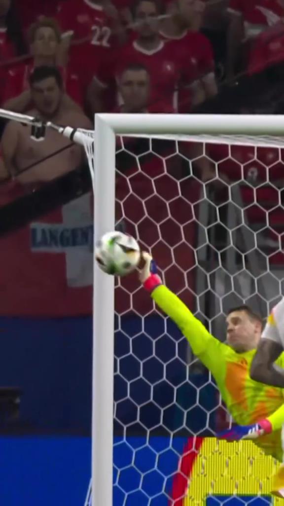 打得漂亮，扑的精彩！慢镜头看诺伊尔这记逆天扑救！