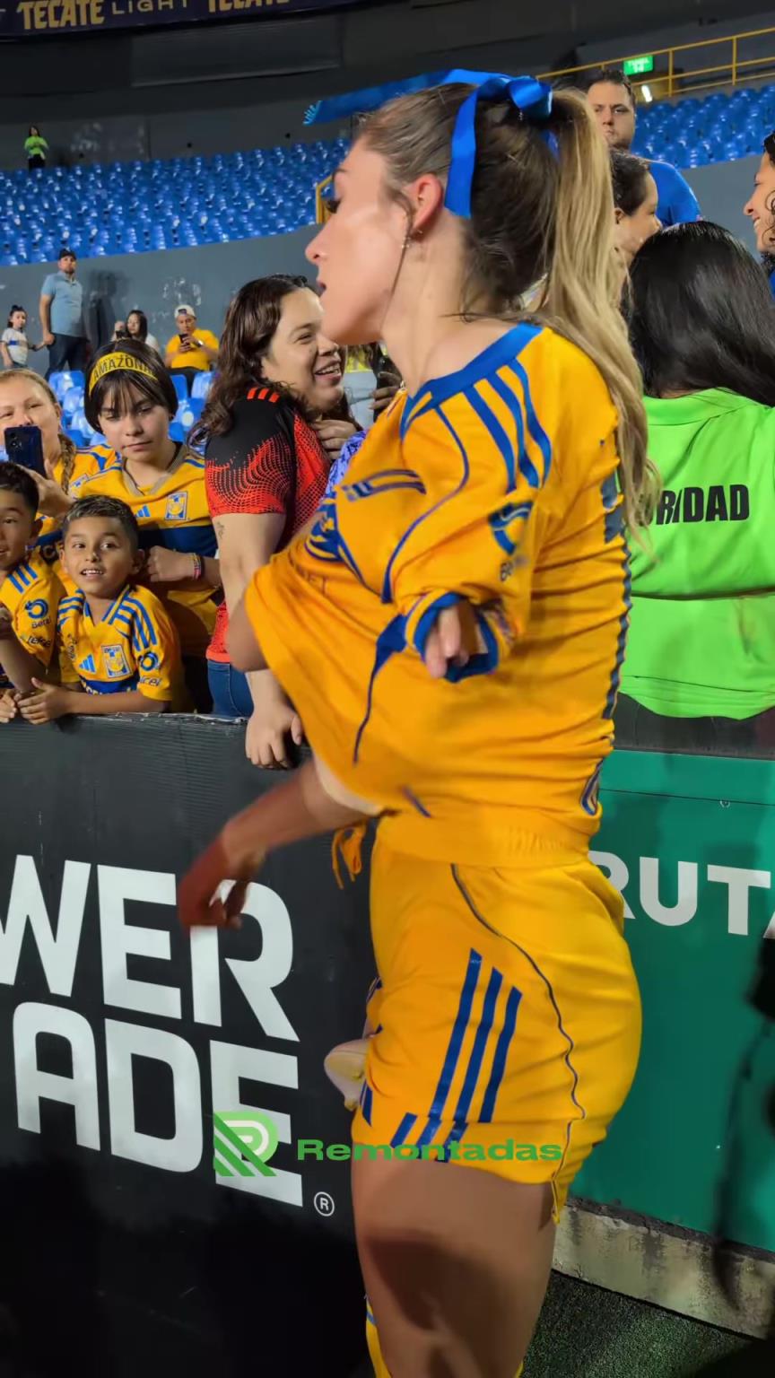 女足当场脱下衣服送给小球迷,多么可爱的举动~这就是我爱她原因