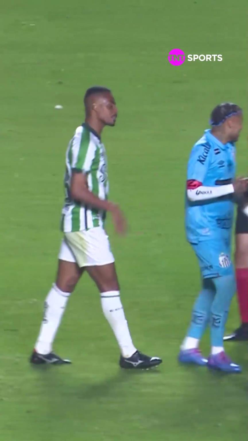 内马尔越来越硬了!内马尔和对方球员发生冲突,双方火力全开!