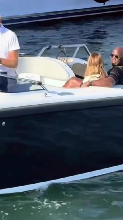 篮球之神迈克尔·乔丹乘坐小艇出海游玩