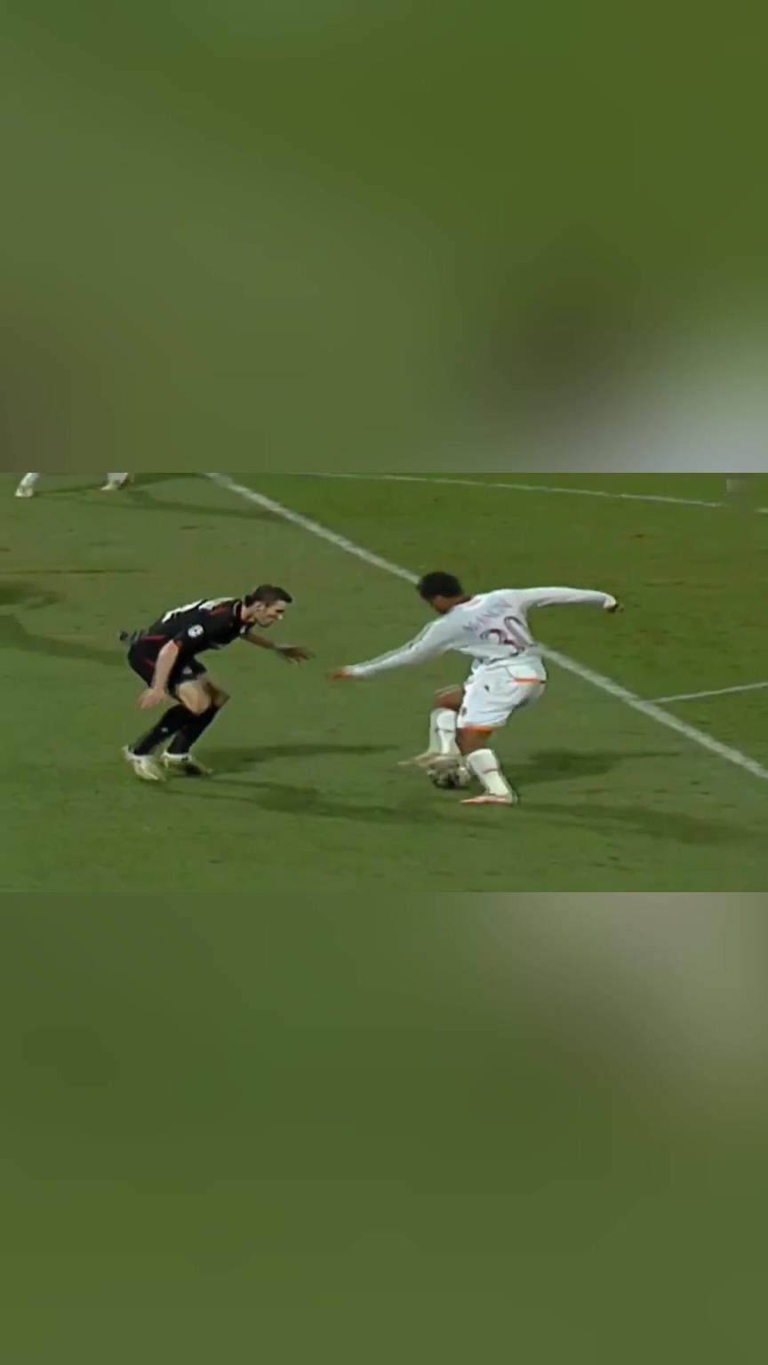 太残暴了!小曼奇尼地狱式踩单车过人爆射破门!