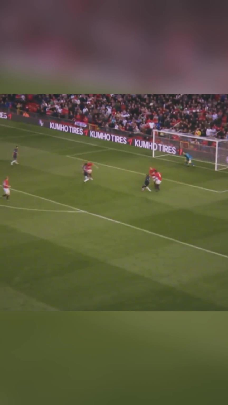 温格曼联主场怒踢水瓶被罚上看台!看台上的温格——君临天下!