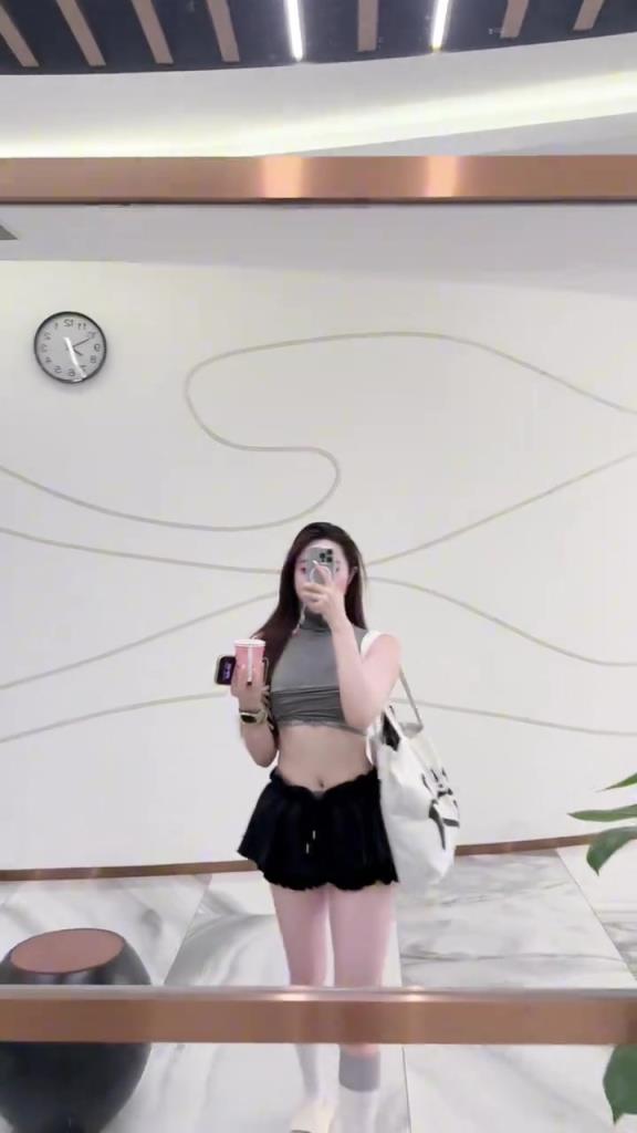 苏超媛!!现在的媛真是哪里火就去哪里啊,不过这身材有姿色~