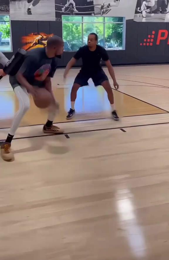 杜兰特最新训练视频流出!这么高运球还这么流畅!技术依旧丝滑