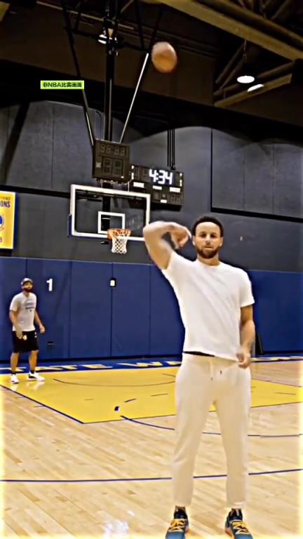 前5秒这是AI还是真实的?库里热身训练神仙球到底有多离谱?
