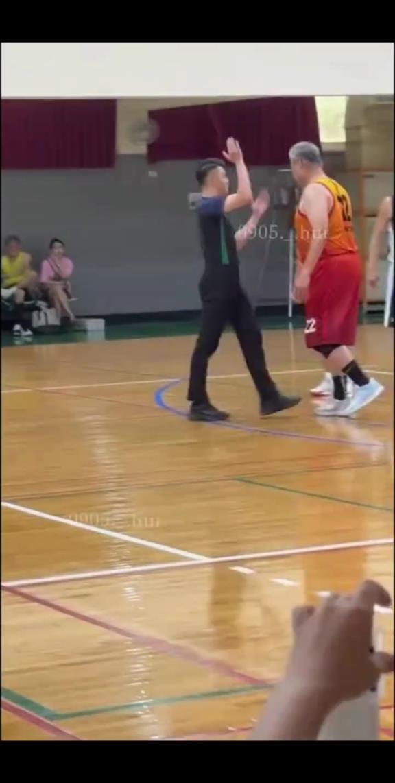 22号脾气很大啊!不爽判罚怒顶+球砸裁判 可能是个大老虎?