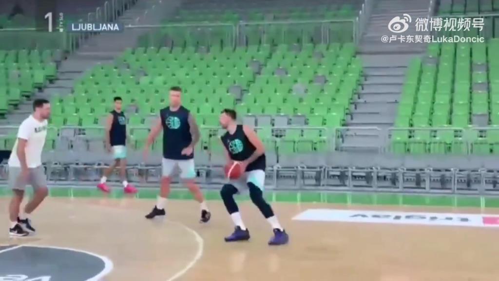 东契奇在斯洛文尼亚队内训练,身材看着似乎修长了很多