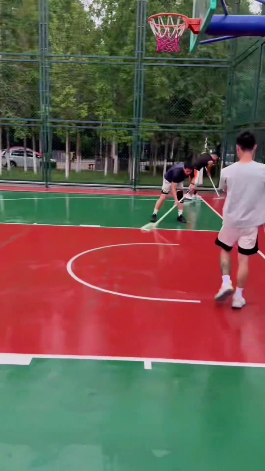 这就是男人!可以为了热爱的篮球将下雨后的地板擦洗干净
