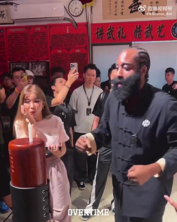 一旁的周玲安疯狂捧哏!哈登学习中国武术,太可爱了