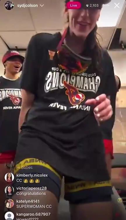 少儿不宜?名场面:克拉克直播庆祝,被队友从身后“顶”了一下!