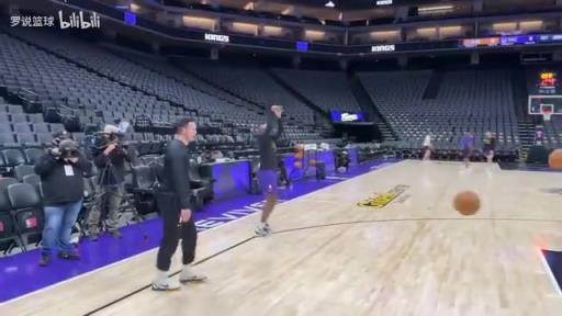 教练正在热身!名场面:雷迪克赛前热身连中底角三分!