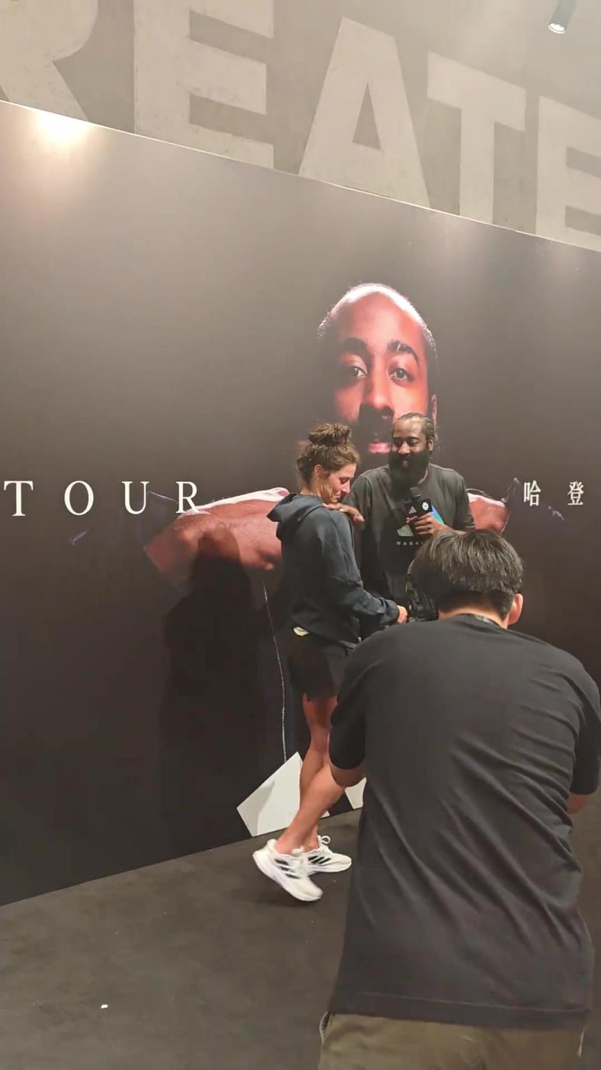 这样的登哥谁不爱!哈登中国行不忘给快船女助教唱生日快乐歌❤️