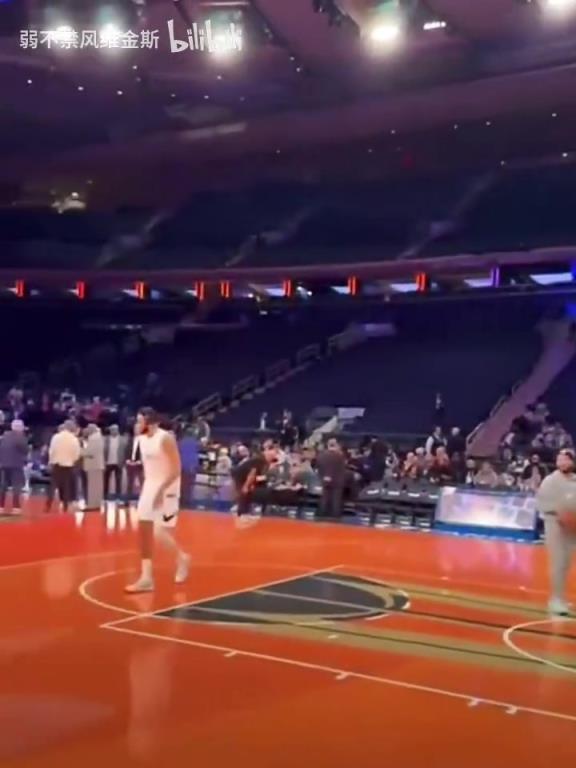 逆大天!名场面:西蒙斯赛前热身罚球线附近投篮一个没进!