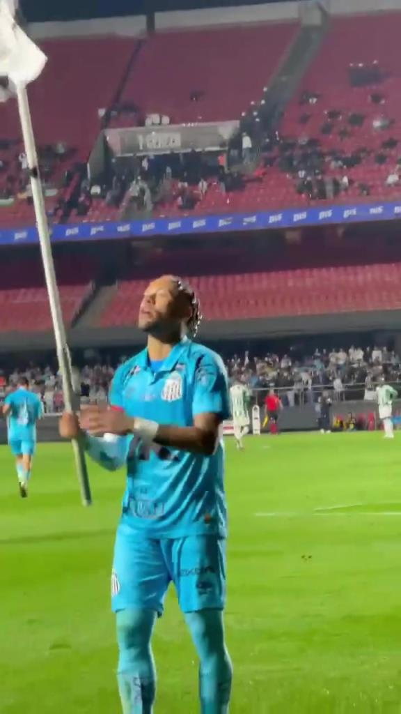 这里是我的地盘!现场直拍内马尔高举角旗杆!