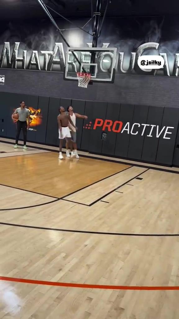 杰伦-格林与朱赞单挑,被朱赞强行碾至篮下得分