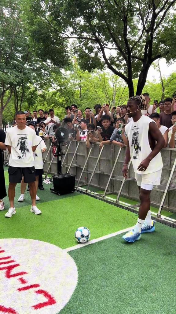 巴特勒踢足球⚽️这脚法啥水平?