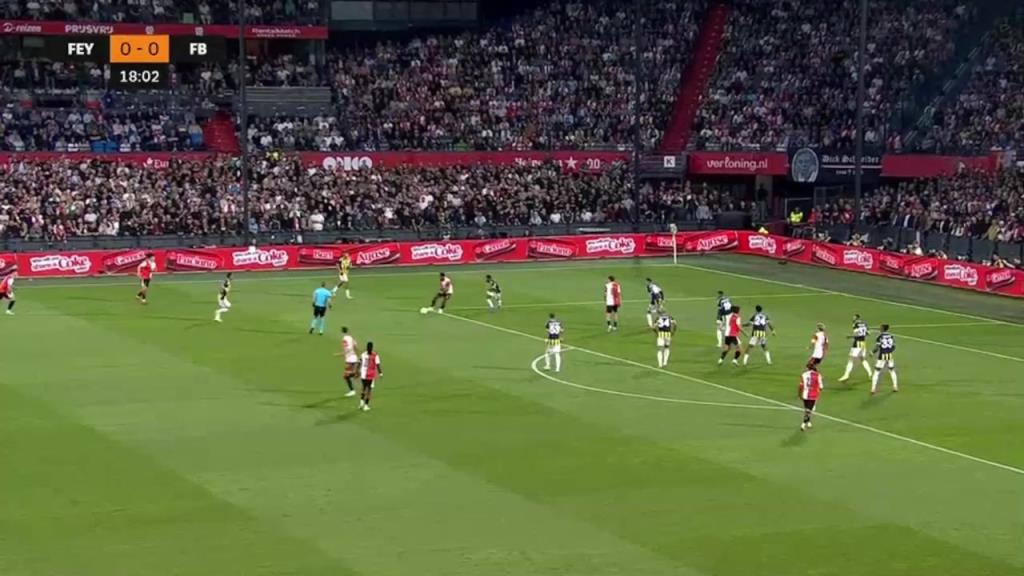 费内巴切0-1落后费耶诺德!廷伯精彩转身过人打门折射入网!