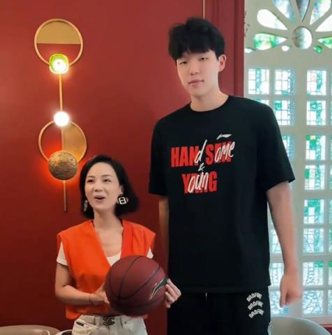 杨瀚森带着女友一起打卡七号私厨 并给美女球迷签名合影~