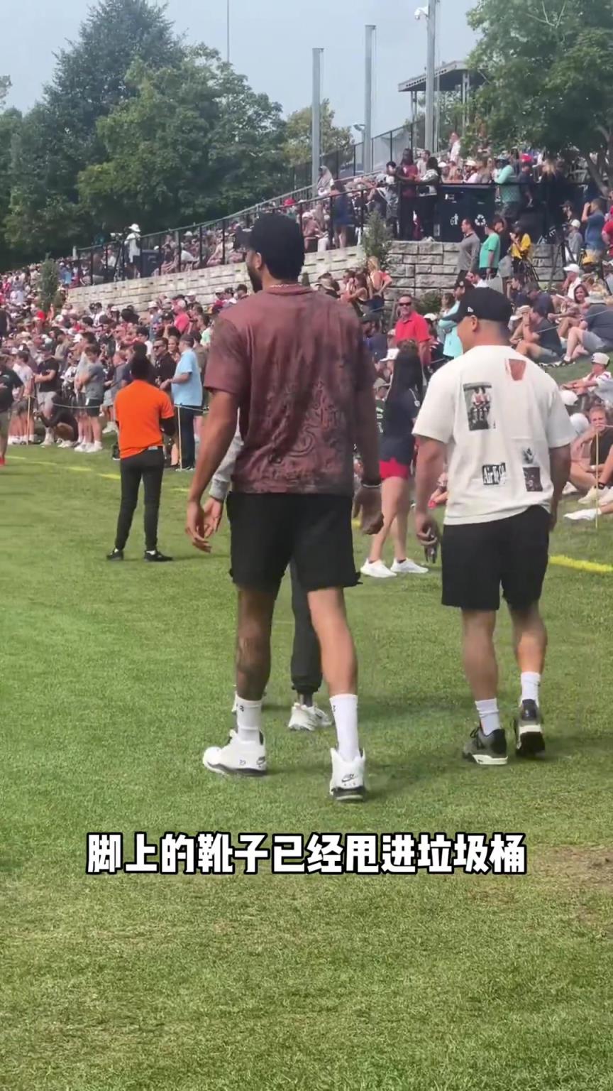 复出在即?耐杀王塔图姆现身橄榄球赛场 正常走路不需要保护靴了