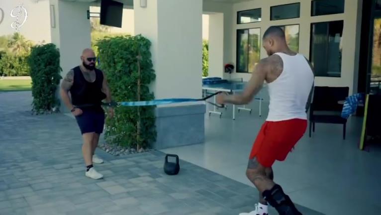 回归开拓者的利指导,一刻没闲着,积极进行恢复训练