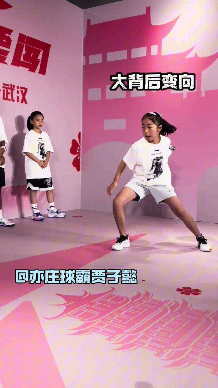 厉害了!贾磊女儿娴熟运球,连巴特勒看完都得鼓掌!