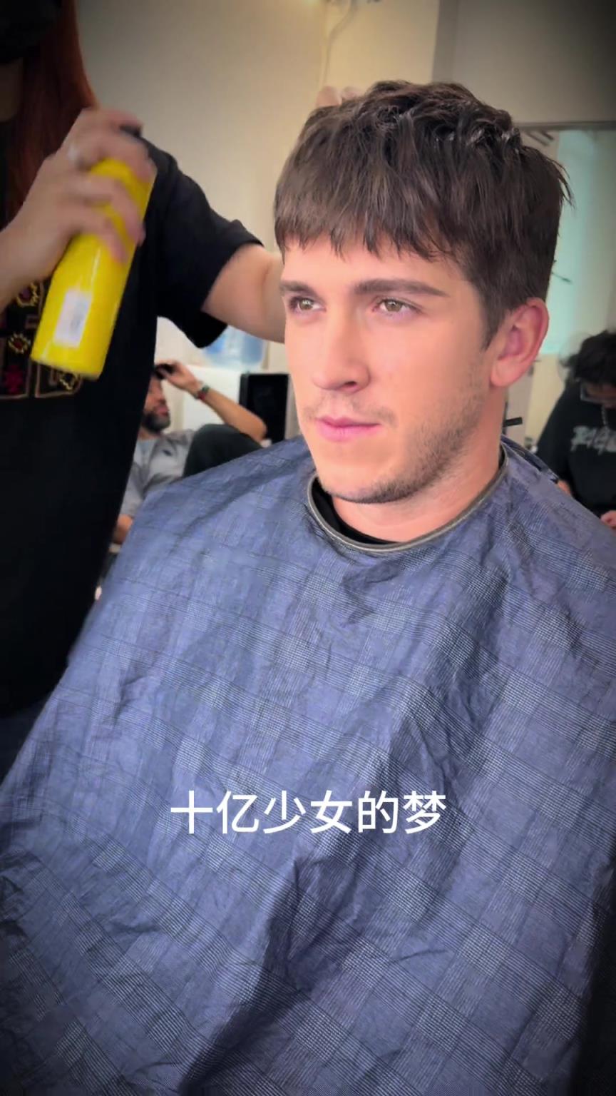 里夫斯中国行体验洗剪吹 有一说一小里颜值在NBA排得上号吧!