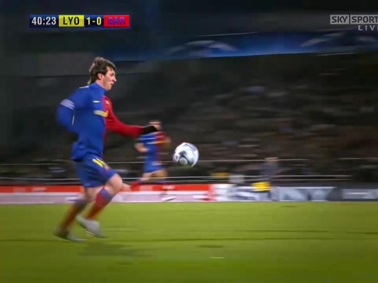 世界名画!边路拿球被四个人围追堵截!再也不会有这样的天才了!